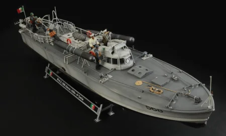 ITALERI-5626 M.A.S. 563 568 with crew (2).jpeg