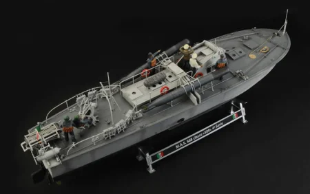 ITALERI-5626 M.A.S. 563 568 with crew (19).jpeg