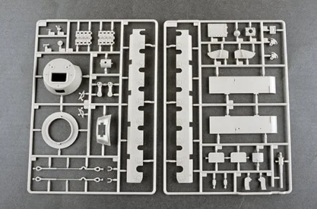 Trumpeter-09590-Soviet-T-100 (7).jpg