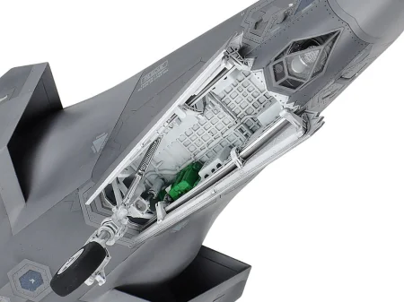 Tamiya-61124-F-35A-Lightning II (7).jpg