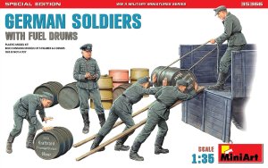 Miniart 35366 - 1:35 German Soldiers with Fuel Drums