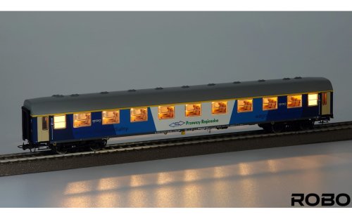 Przejdź do produktu Robo 212821 H0 - Wagon osobowy typu 112Az 2.kl Przewozy Regionalne Olsztyn z oświetleniem