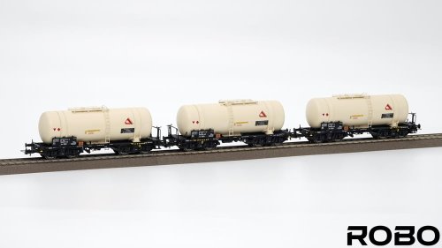 Przejdź do produktu Robo 107510 H0 - Zestaw 3 wagonów cystern typu 406Rb PKP, Alcopegro ep. V