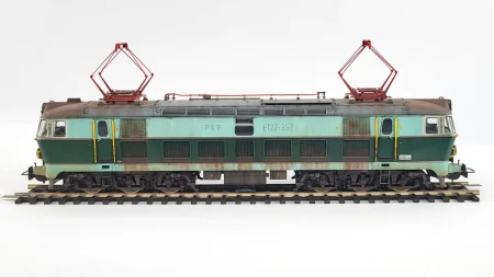 piko-96332-model-lokomotywy-et22-pkp-patynowany-5.jpg