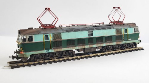 Przejdź do produktu Model lokomotywy ET22-357 PKP w skali H0 Piko 96332 + patyna / weathering