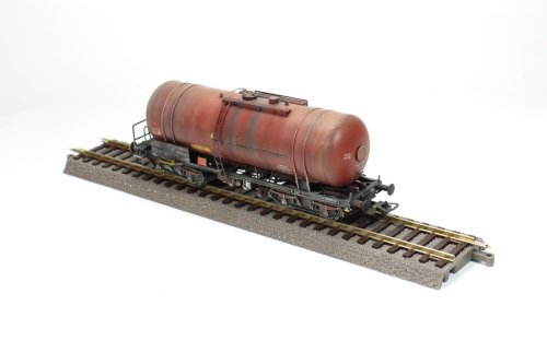 Przejdź do produktu Model wagonu cysterny 406Ra Zaes DEC / PKP w skali H0 Piko 58457 + patyna / weathering