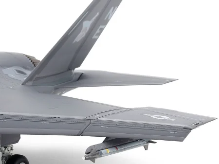 Tamiya-61127-F-35-Lightning-II (11).jpg