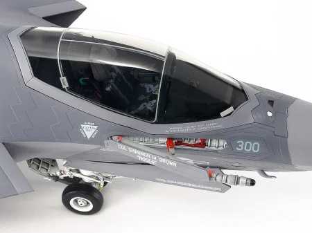 Tamiya-61127-F-35-Lightning-II (14).jpg