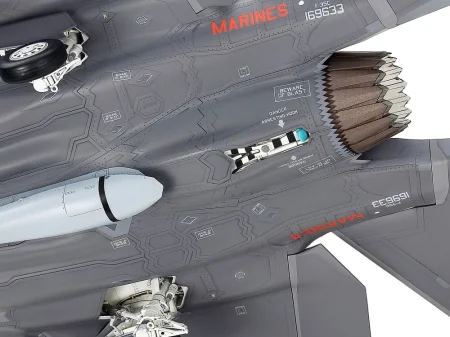Tamiya-61127-F-35-Lightning-II (15).jpg