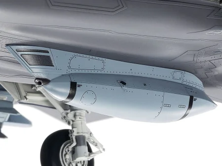 Tamiya-61127-F-35-Lightning-II (17).jpg