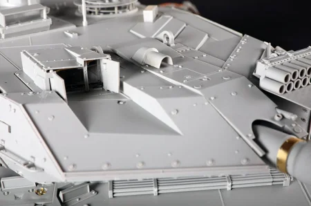 Trumpeter-00966-Leopard-2A6 (9).jpg