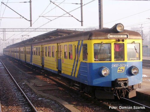 Przejdź do produktu Przedsprzedaż Piko 51467 H0 - Elektryczny zespół trakcyjny EN57, PKP SKM, ep.V, DCC z dźwiękiem