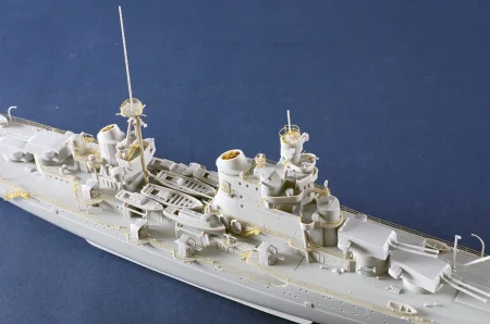 Trumpeter-05381-Italian-Heavy-Cruiser-Pola (11).jpg
