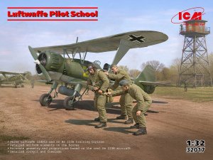 ICM 32017 - 1:32 Luftwaffe Pilot School Hs 123A with figures