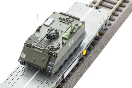 Piko 96280 H0 - Wagon platforma typu Slmmnps z transporterem M113, SBB-CFF, ep.V