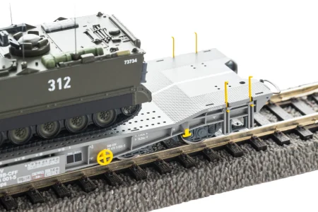 Piko 96280 H0 - Wagon platforma typu Slmmnps z transporterem M113, SBB-CFF, ep.V