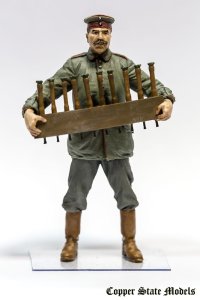COPPER STATE MODELS CSM F32004 - 1:32 German aerodrome personnel with grenades crate