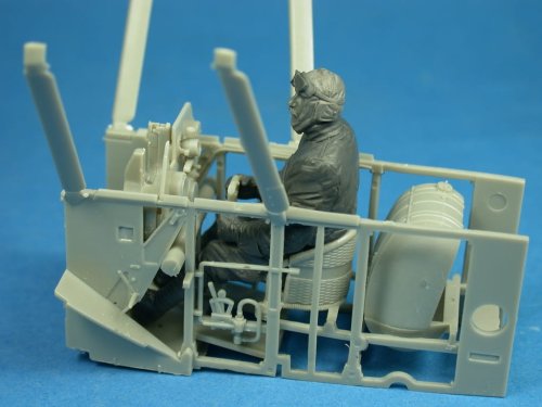 Przejdź do produktu COPPER STATE MODELS CSM F32039 - 1:32 Seated RFC Pilot in Leather Jacket