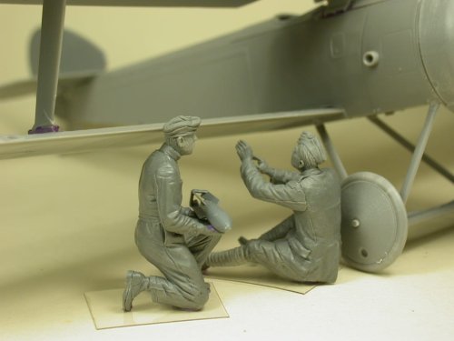Przejdź do produktu COPPER STATE MODELS CSM F32028 - 1:32 RFC Air Mechanics installing the bombs
