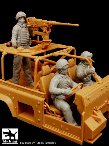 Przejdź do produktu BLACK DOG F35029 - 1:35 British crew Defender Wolf Afghanistan