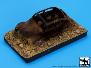 BLACK DOG D35002 - 1:35 Destroyed German car (Africa) - base