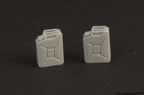 Przejdź do produktu PANZERART 35301 - 1:35 WWII German 20l Canisters Late Pattern (12 szt)