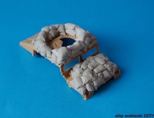Przejdź do produktu PANZERART 35310 - 1:35 Humvee with sandbags armor (mobile check point)