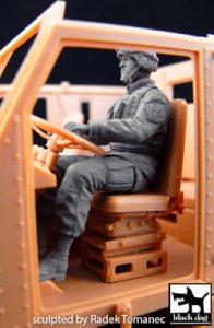 BLACK DOG F35052 - 1:35 US soldier driver M1070 Truck tractor