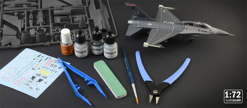 Italeri-72009-f-16-complete-set (2).jpeg