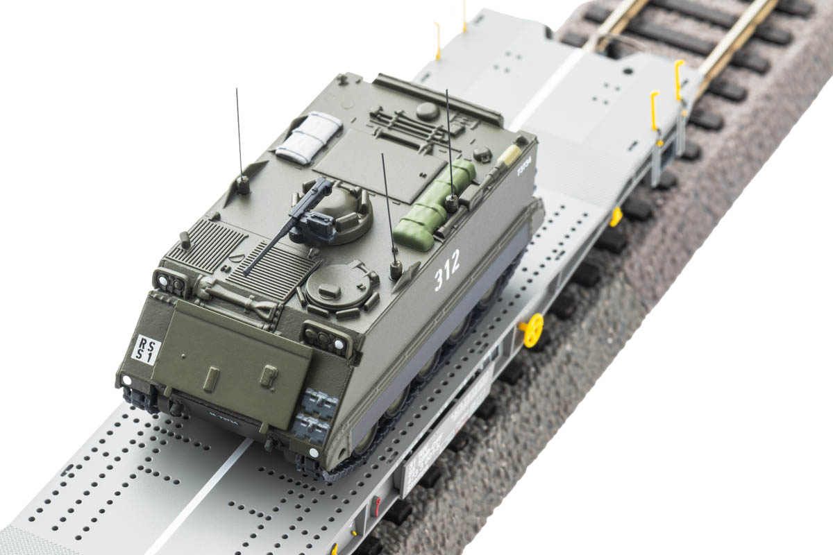 Piko 96280 H0 - Wagon platforma typu Slmmnps z transporterem M113, SBB-CFF, ep.V